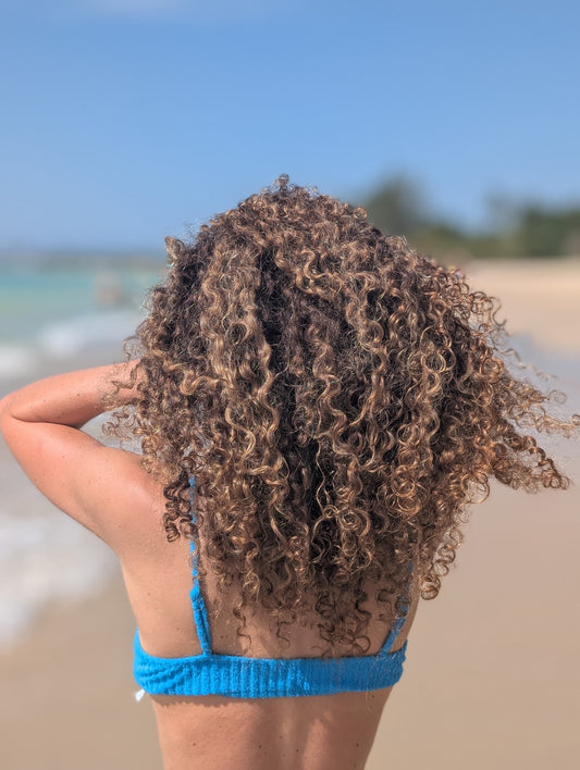 COME ESALTARE I CAPELLI RICCI D'ESTATE ED EVITARE IL CRESPO DA UMIDITÀ