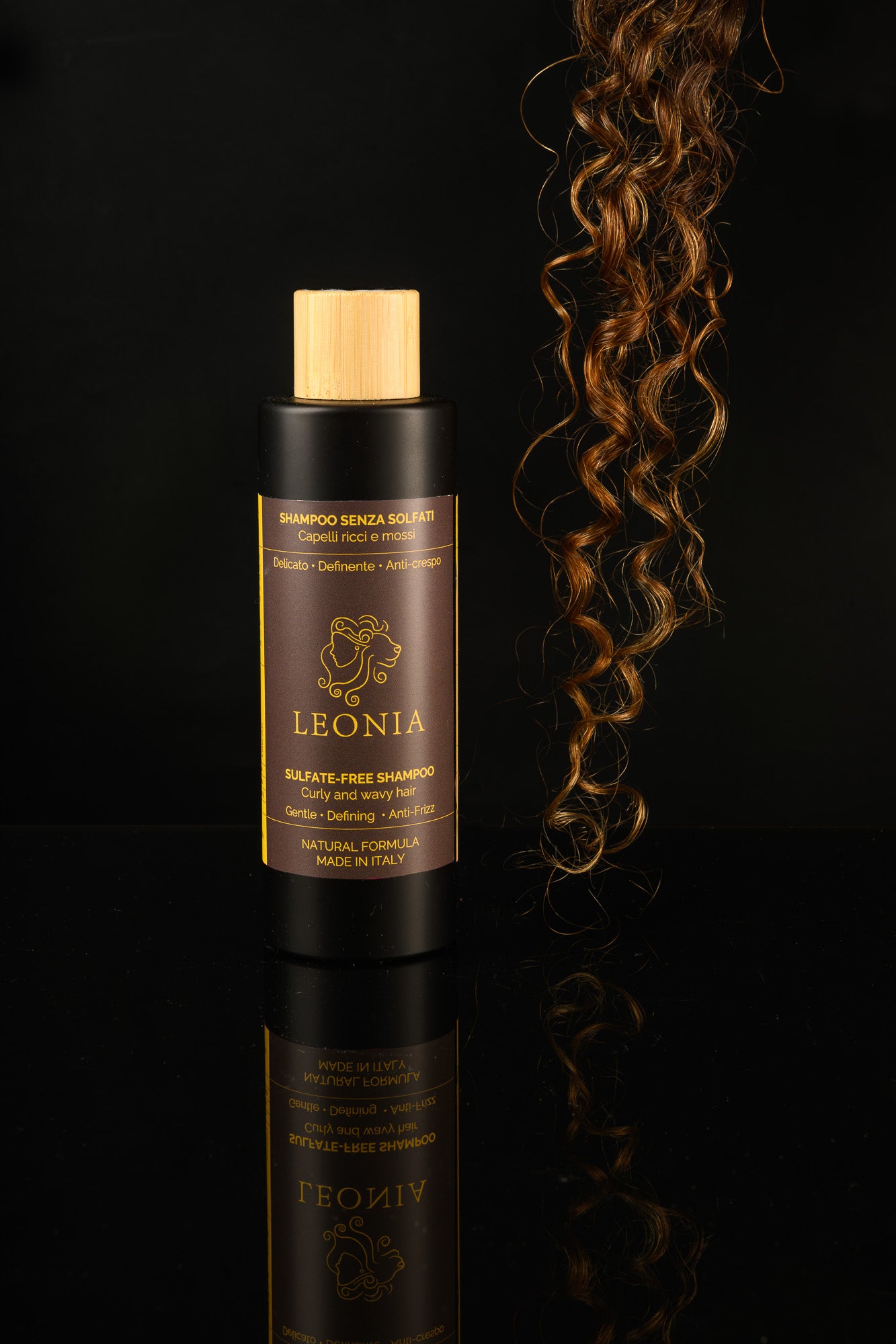 Shampoo Naturale Senza Solfati LEONIA per capelli ricci e mossi, dettaglio in mano