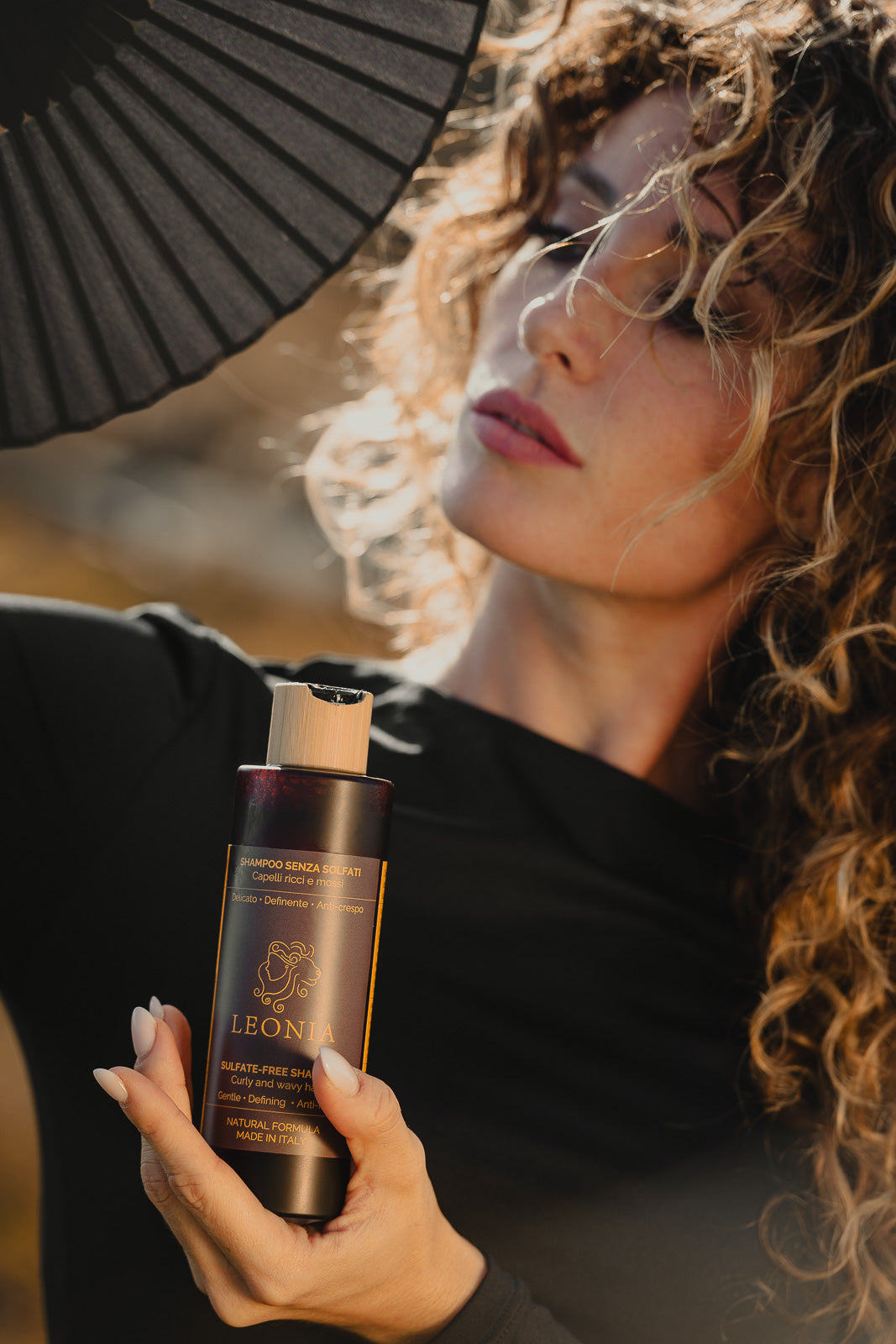 Shampoo Naturale Senza Solfati LEONIA per capelli ricci e mossi, flacone con tappo in bambù